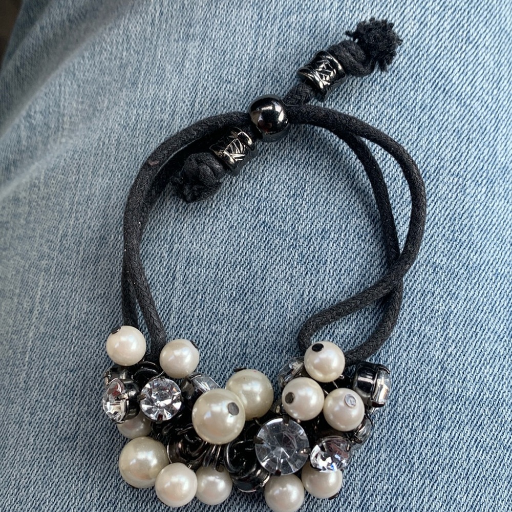 Avon Black and White Beaded Bracelet